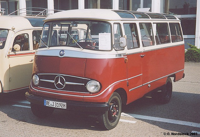 03091011-Mercedes-O319-Klein-Reisebus-weiss-weinrot.jpg