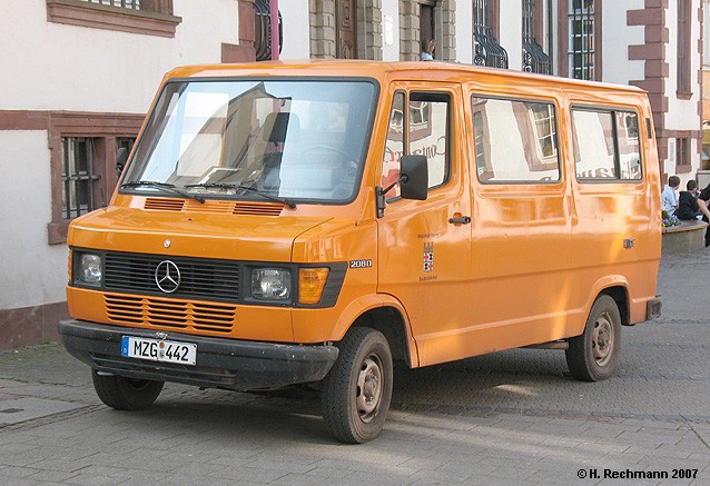 HR043-Mercedes-208D-Kleinbus-orange-Stad