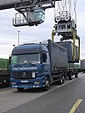 Mercedes Actros L Wechselpritschenlastzug unter Containerkran